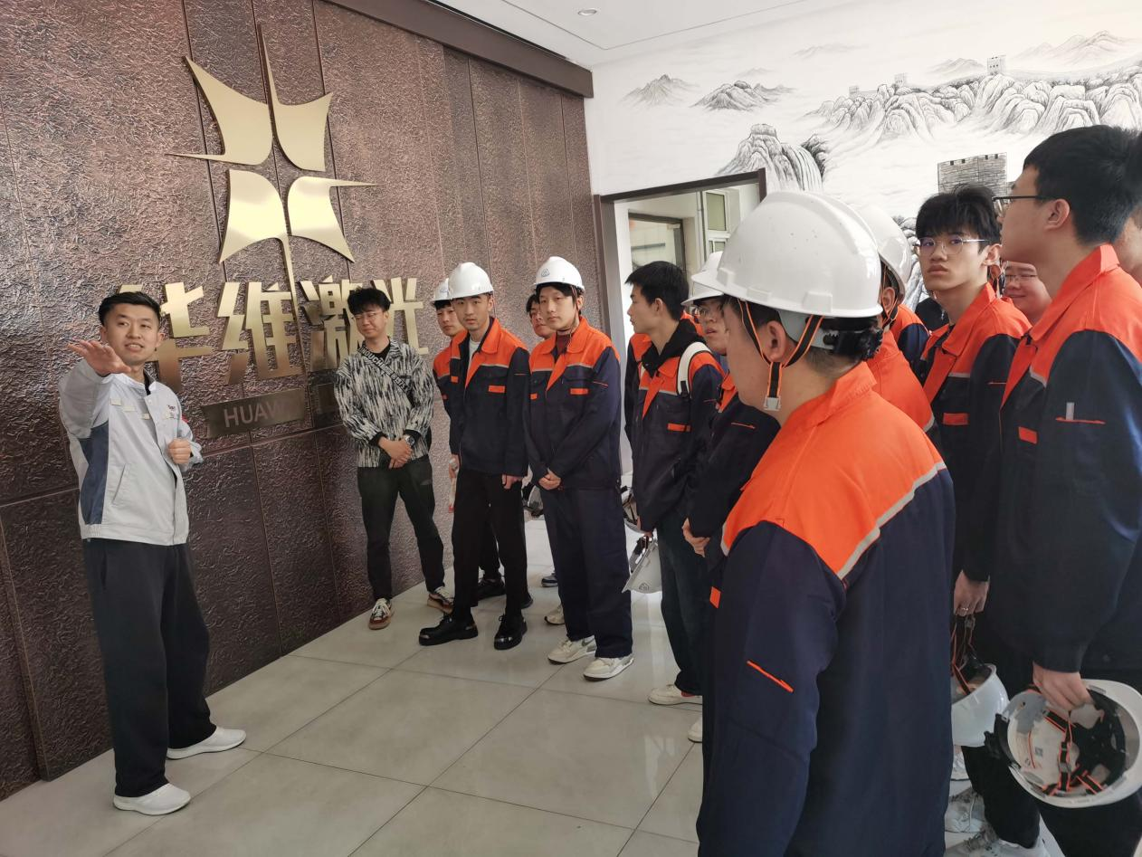 Lärare och studenter från Shenyang University of Technology besökte Huawei Laser Equipment Manufacturing Co., Ltd.