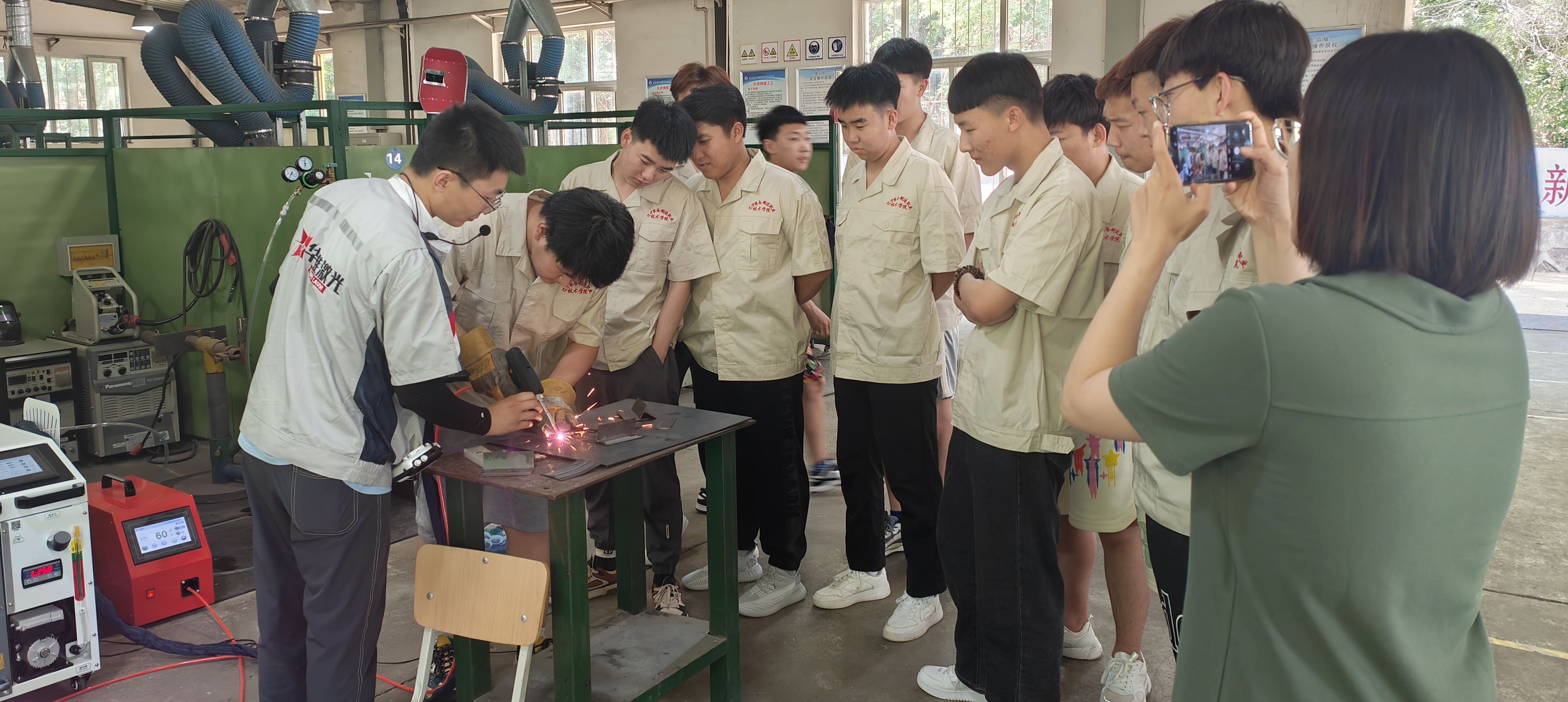 Huawei Laser 1500W handhållare svetsare ökar kompetensutbildning vid Liaoning Tech College
